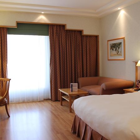 Hotel Millennium Downtown Abu Dabi Exterior foto A typical room at the hotel