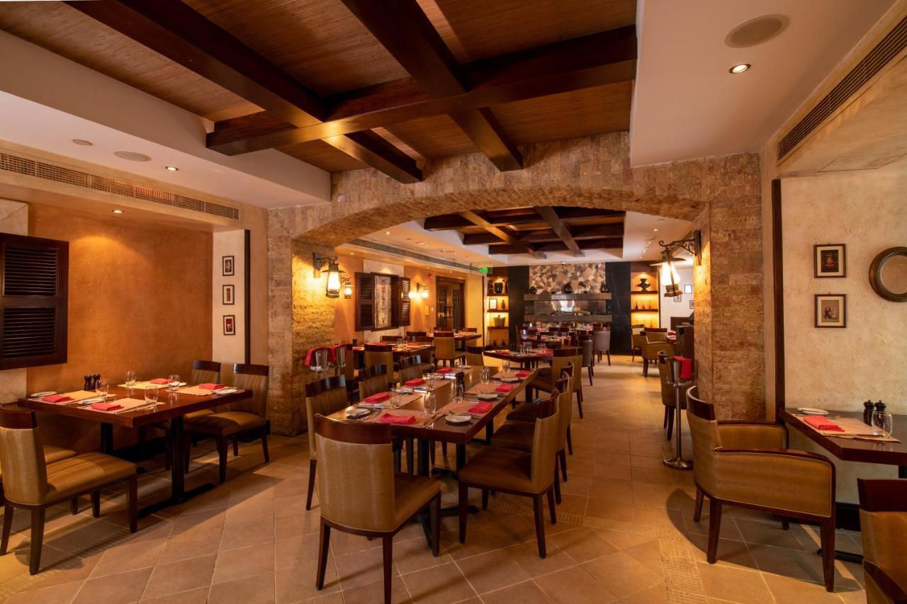 Hotel Millennium Downtown Abu Dabi Exterior foto The interior of the restaurant