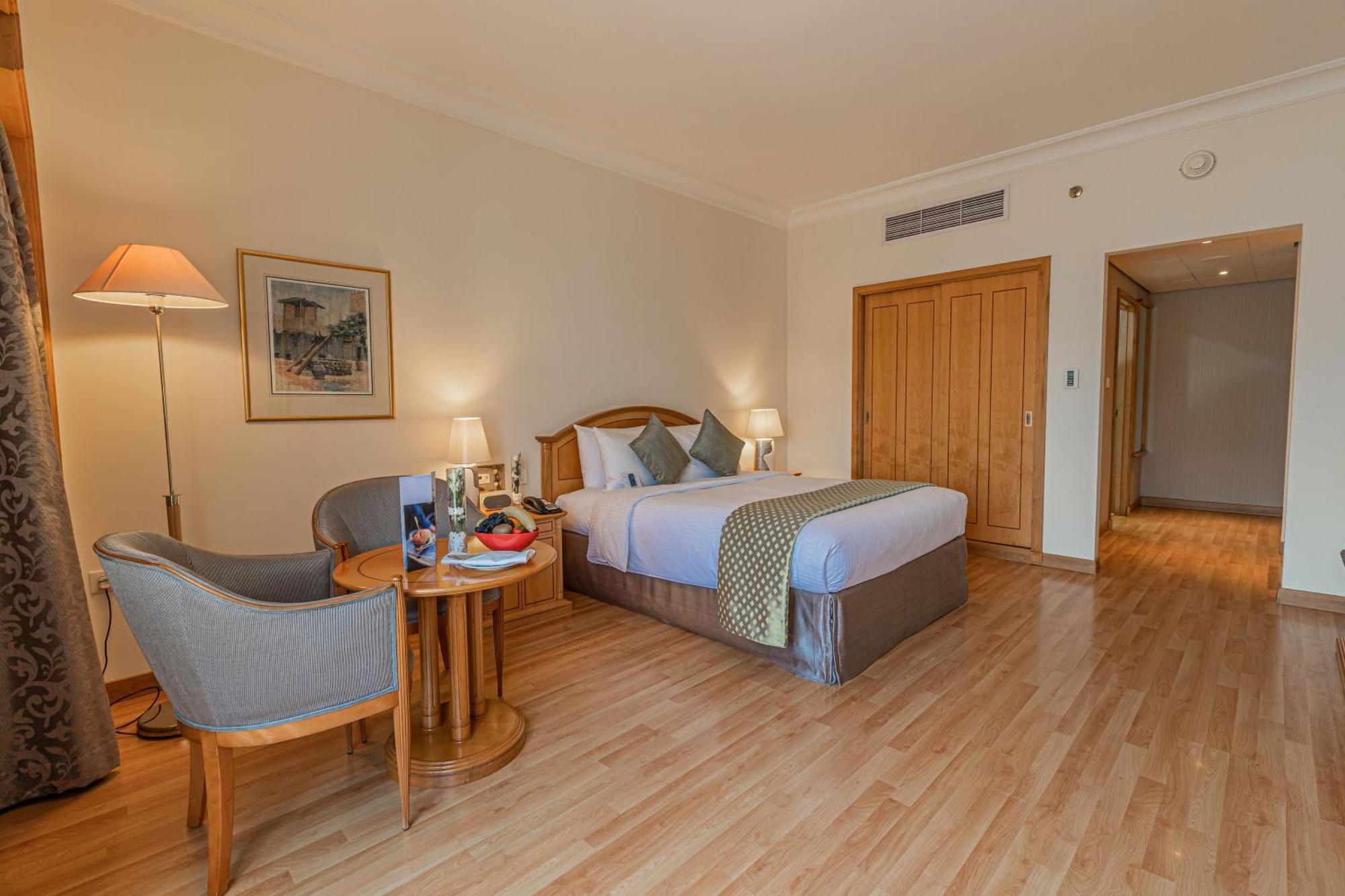 Hotel Millennium Downtown Abu Dabi Exterior foto A room at the hotel