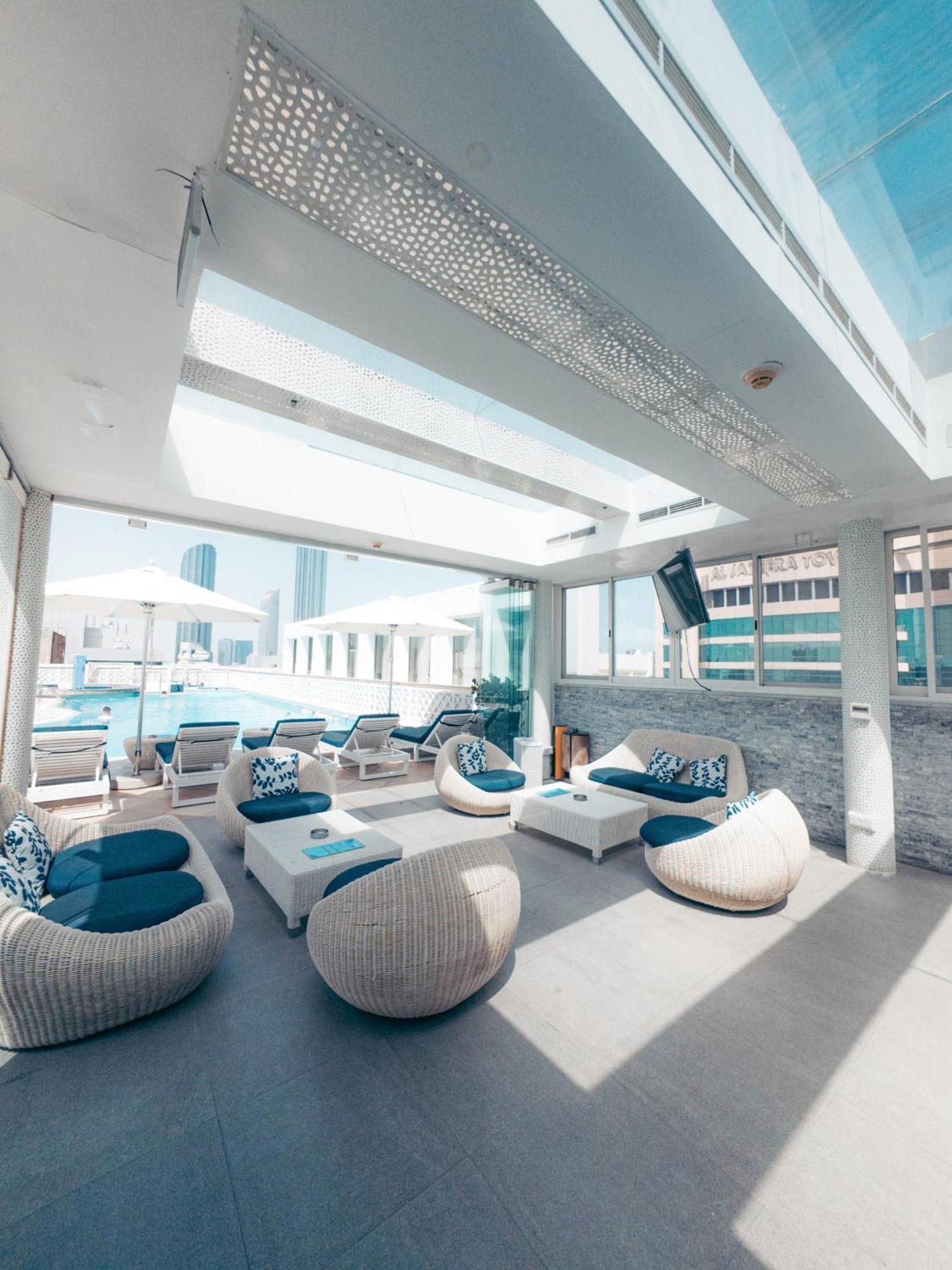 Hotel Millennium Downtown Abu Dabi Exterior foto The pool at the 101 Sky Lounge