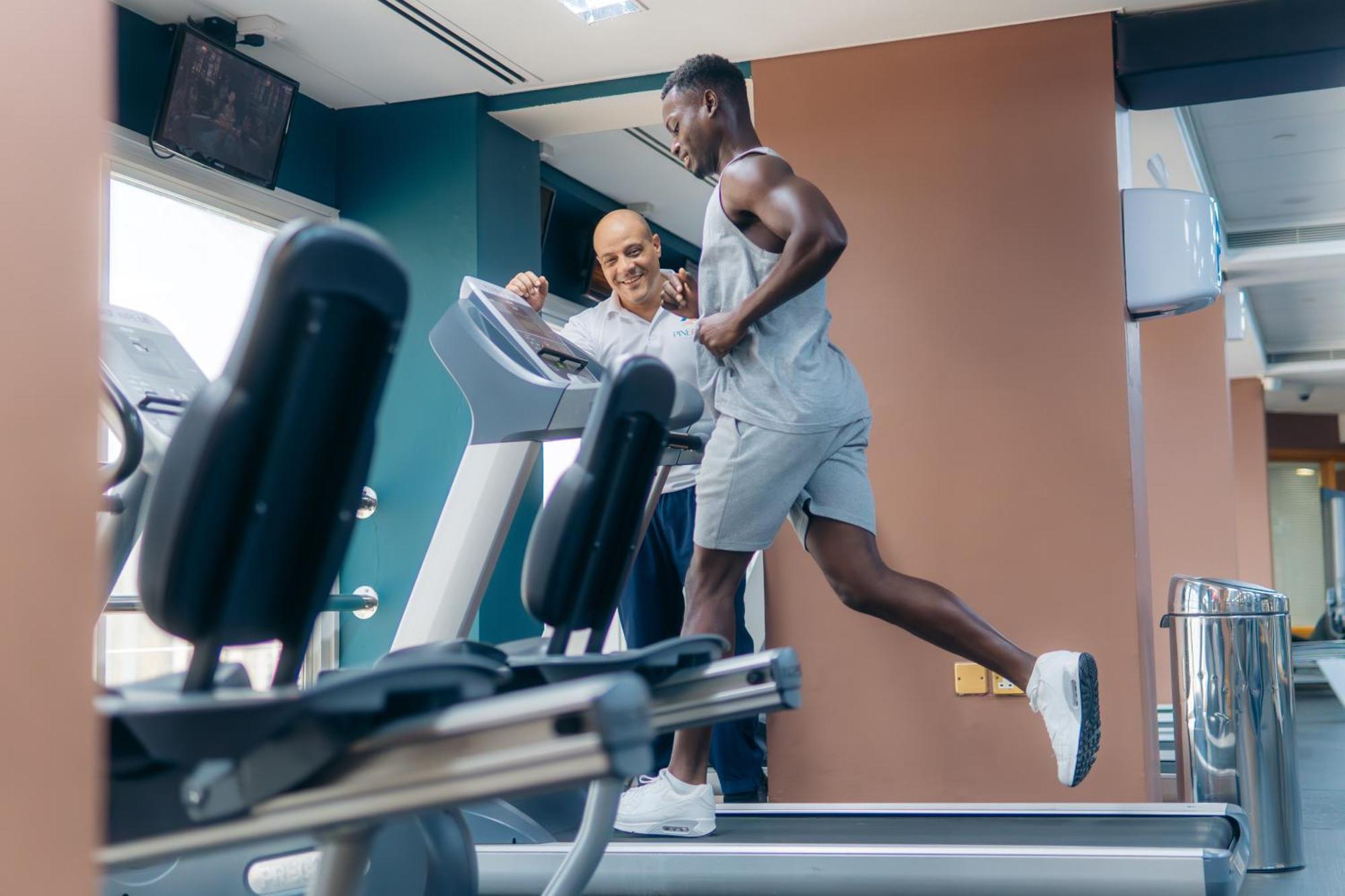Hotel Millennium Downtown Abu Dabi Exterior foto Personal trainer motivating a client