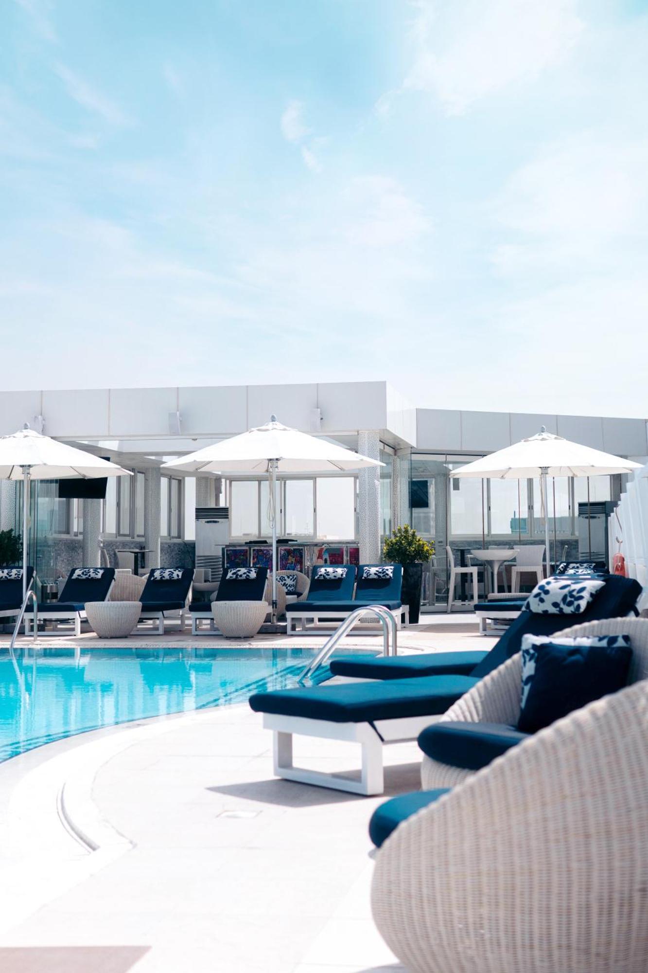 Hotel Millennium Downtown Abu Dabi Exterior foto The pool at the 101 Sky Lounge