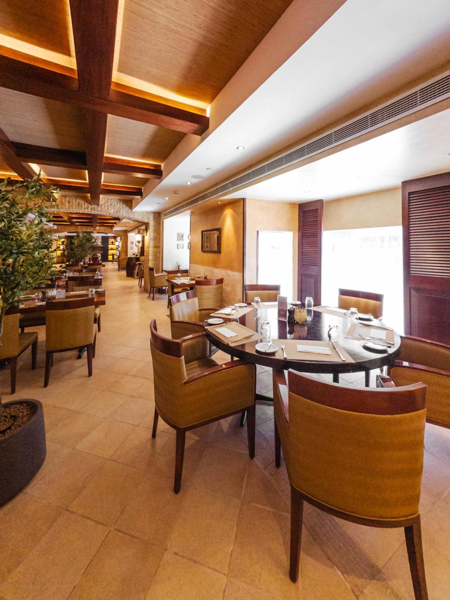 Hotel Millennium Downtown Abu Dabi Exterior foto The interior of a typical restaurant